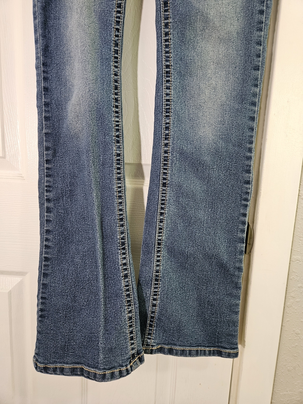WallFlower Junior's Bootcut Mid-Rise Insta Stretch Jeans - Picture 3 of 11